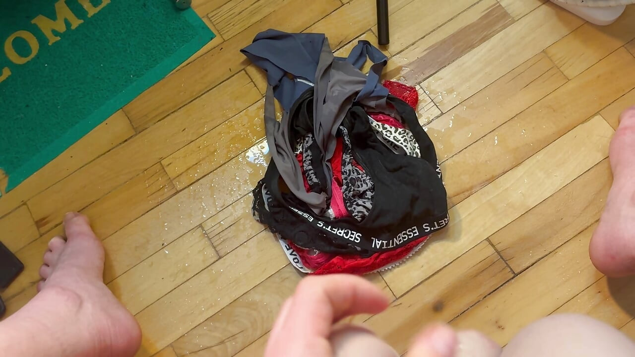 Wypchaj 10 par majtki w obu otworach, aby mój zboczeniec współlokatora