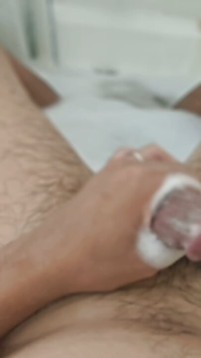 Wank relaxat la baie: mă masturbez în cadă și mă simt bine