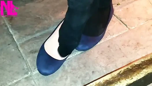 Menjuntai di Flat Balet Biru di bar