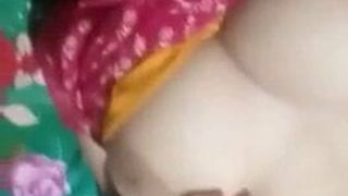 Exclusivité du jour - une fille desi montre ses gros seins