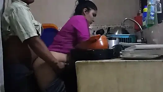 Mutfakta çalışanla sikişiyor ve emiyor