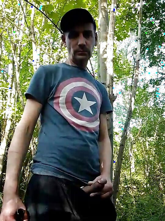 Mijando e se masturbando no parque