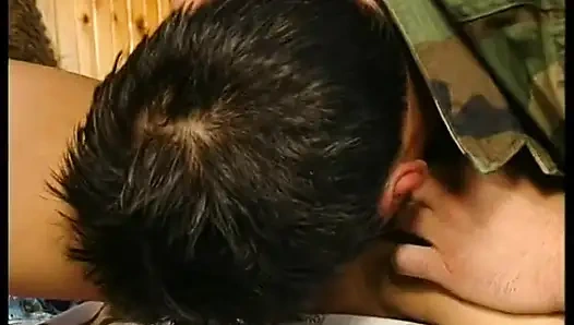 Юной блондинке с маленькими сиськами кончили на лицо после того, как отсосала член Hunter