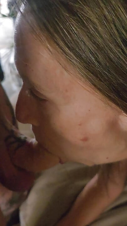 Хорошая девушка сосет член муженька и мастурбирует