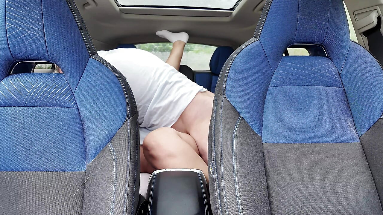 Cewek nakal ini pengen telan sperma di dalam mobil!