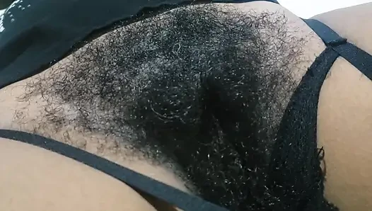 Orta yaşlı seksi kadın seksi paylaşırken orta yaşlı seksi kadın kıllı amcık