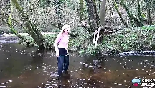 Sekretärin, weiße strumpfhosen in wathosen durchnässt
