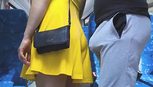 Рискованная дрочка в общественном транспорте! Грязный незнакомец эякулирует, используя руку девушки