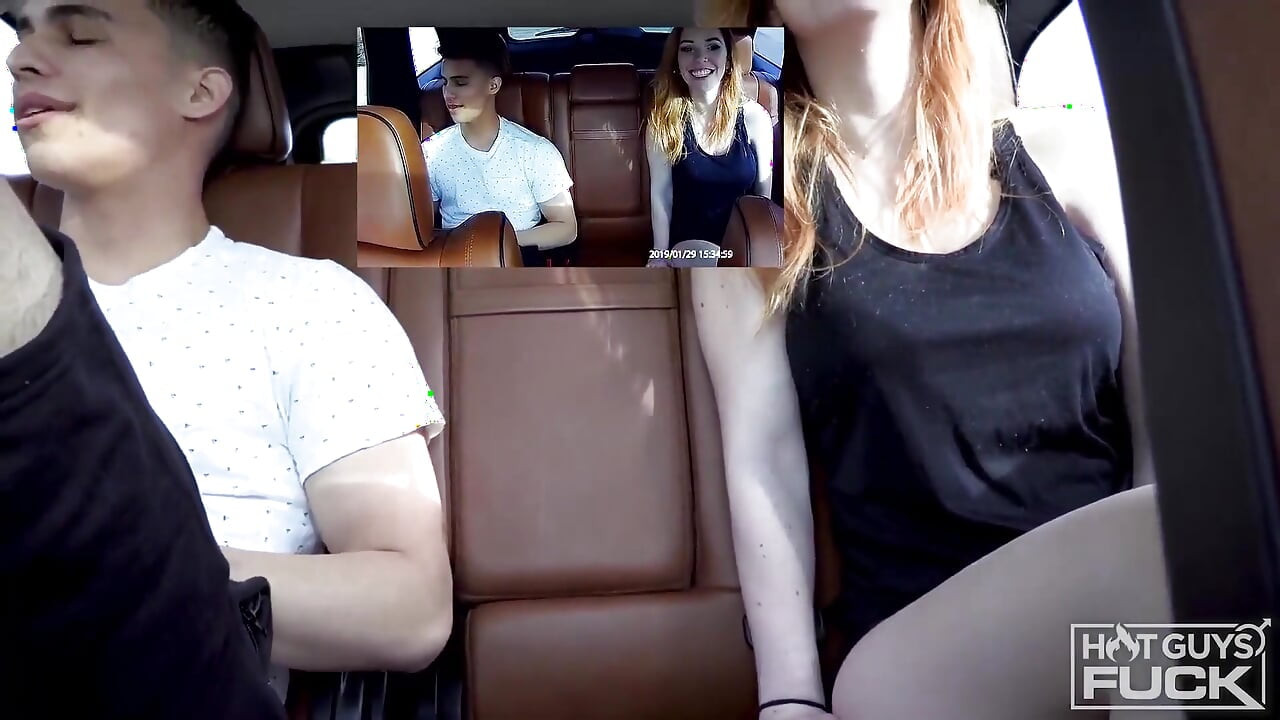 巨乳蕩婦在健身房後在車庫裡操運動員