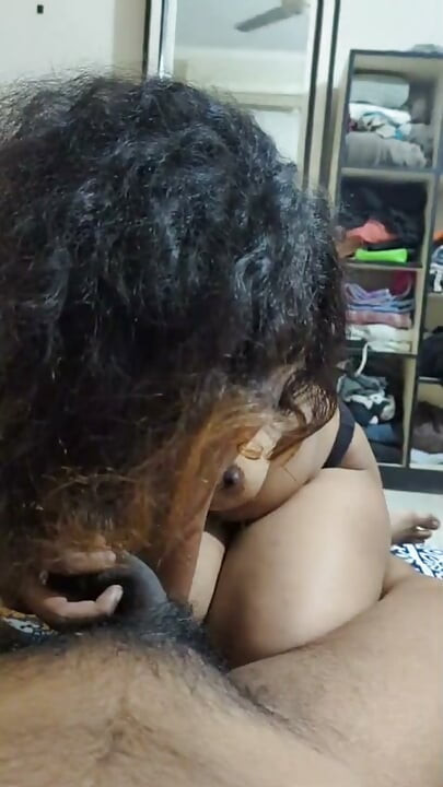 Garota indiana CHUPANDO o pau do namorado depois da faculdade