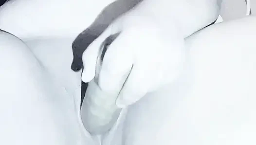 Наслаждаясь чувственностью моей подруги и ее огурцом в черно-белом