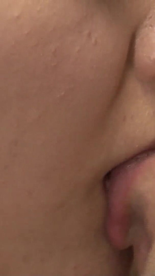 Rasierte Asiatisches Teen bekommt Oelpackung und Dreier | Clip 1