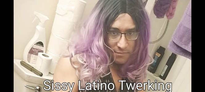 Sissy latino twerken en dildo spelen