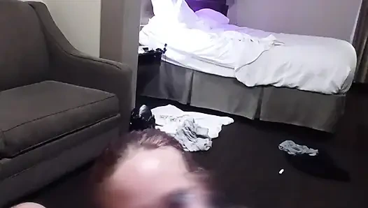 Futbol oyuncusu oyunu kazandıktan sonra edepsizleşiyor ve iki kez dölleniyor, büyük bir yarağa tapıyor ve amını yediriyor.