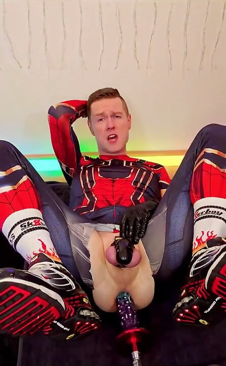 Spidy Lagi asik bersenang-senang
