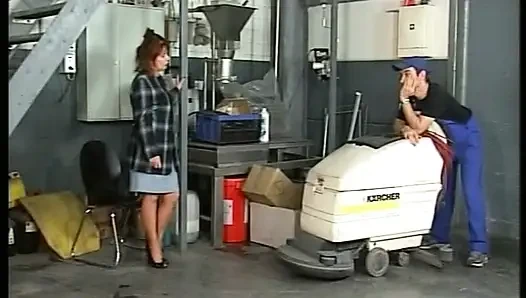 Kızıl saçlı Alman genç erkek avcısı döllenmeden önce götten sikiliyor