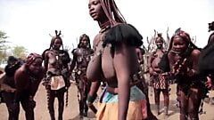 非洲himba女人跳舞并摆动她们下垂的奶子