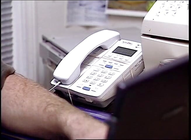 Jonge slet werd wakker met een rijpe harde pik