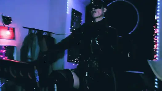 Госпожа Eva Latex, кожаные фетишные сапоги, домина в униформе, БДСМ извращенная горячая милфа