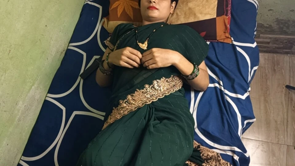 Adik ipar panas yang cantik berbohong di biliknya apabila abang ipar datang dan kedua-duanya bernikmat