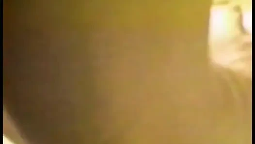 Mädchen nimmt cumshot auf ihren bauch & bekommt nach dem blowjob ihre muschi mit zwei schwänzen gefüllt