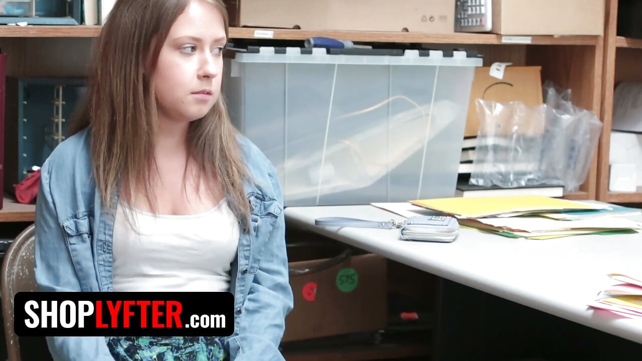 Shoplyfter - Lepa sitna beba Brooke Bliss se saginje preko oficirskog stola i širi noge