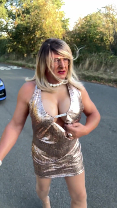 Nezaboravan trenutak iz "Seksi transvestita kellycd2022 u zlatnoj sjajnoj haljini sa životinjskim uzorkom i štiklama od najlonki"
