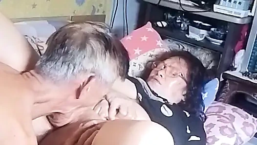 Sie squirtet oft und sie fühlt eine gute befriedigung, die sie von meinem schwanz und meiner zunge bekommen hat