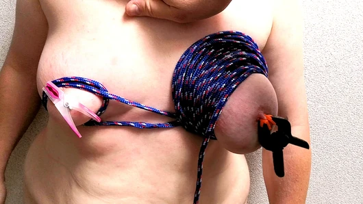 Punir ses seins avec des pinces et du bondage