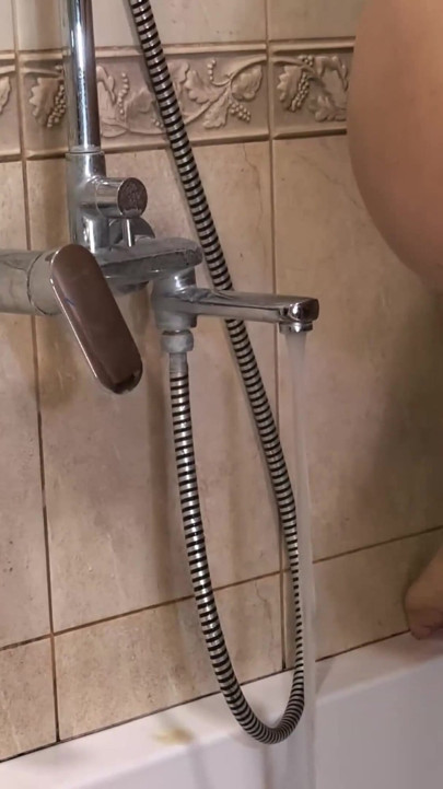 Mi esposa se limpia el trasero antes del sexo anal. Enema. Ep 30631