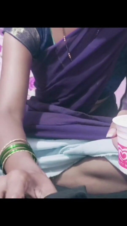 Marathi Rani Vahini cuñada primera vez chupando polla con helado y follando | Clip 1