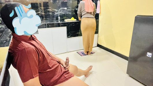 Sobarica sa velikim dupetom u hidžabu hvata šefa kako masturbira u kuhinji