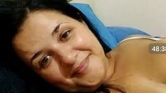 Une latina exhibe sa webcam avec de gros nichons