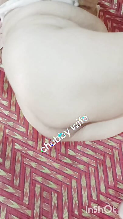 אישה שמנמנה מראה את הגוף החם שלה