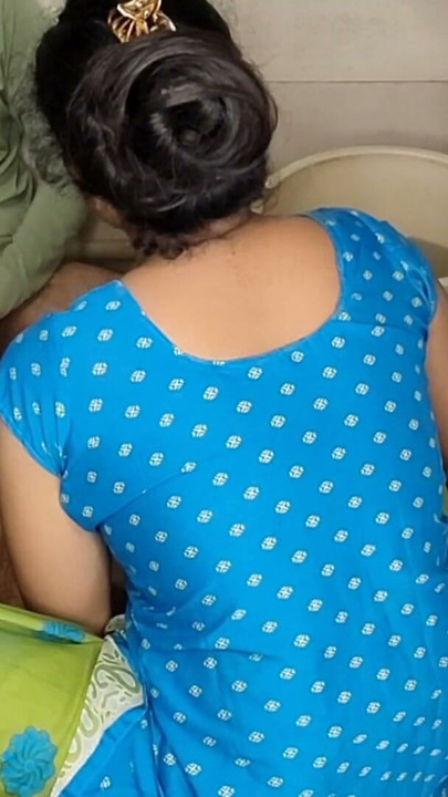 Mami Muze Nahi Nahana Bahut Thanda Pani Hai Chup Chap Baith Yaha | קליפ 1