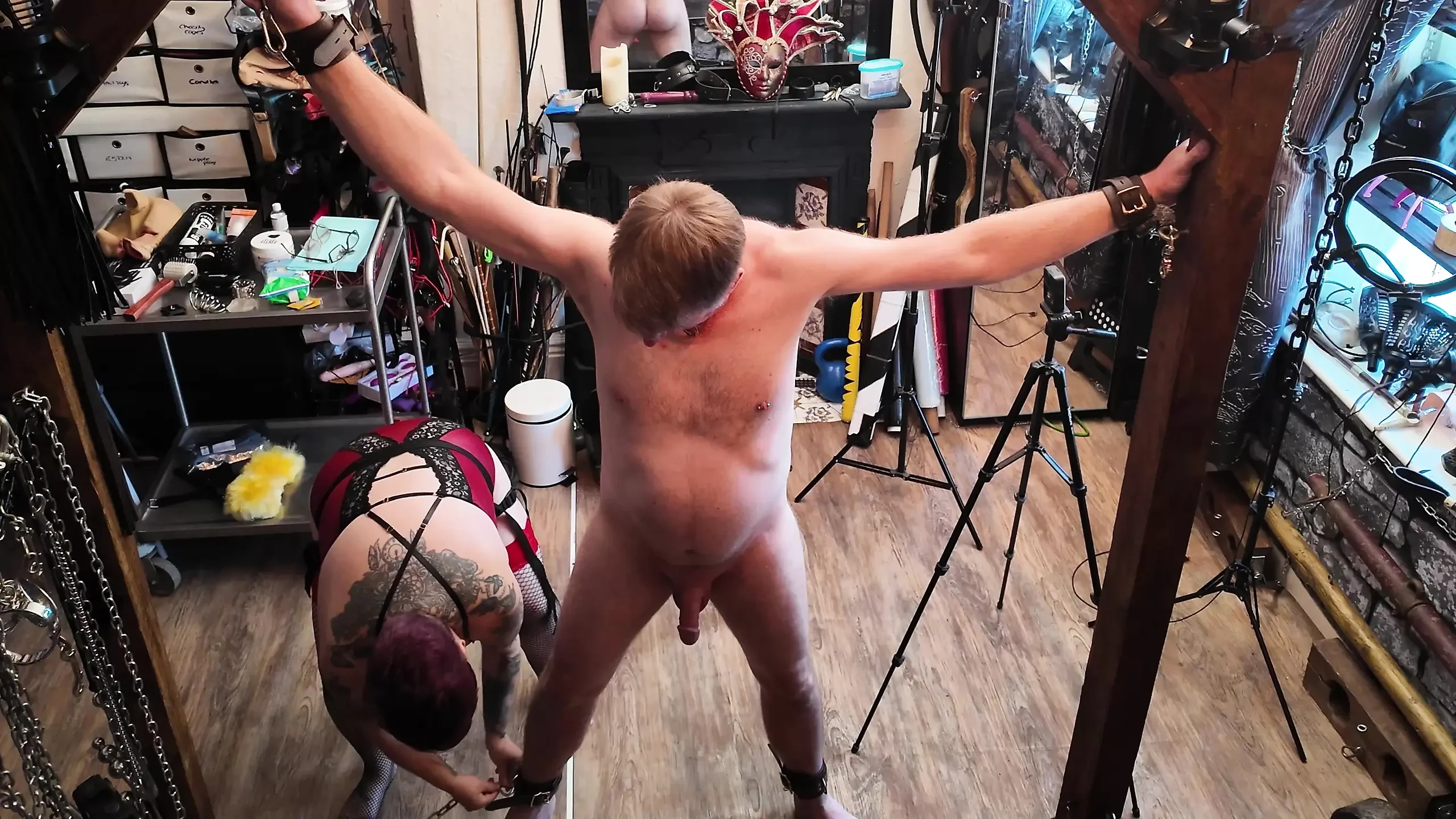 Әйелді достары үйдегі хормен айқайлап, ұрсып алады