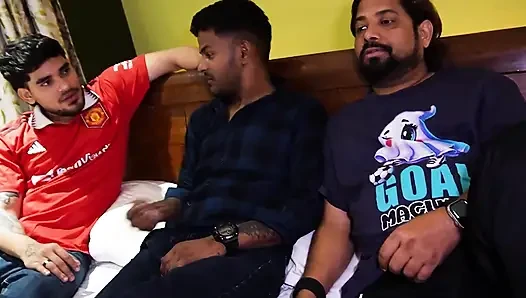 Üç pansiyon freind sikişmek için kızlarını çağırıyor ve büyük masti, sert grup seks
