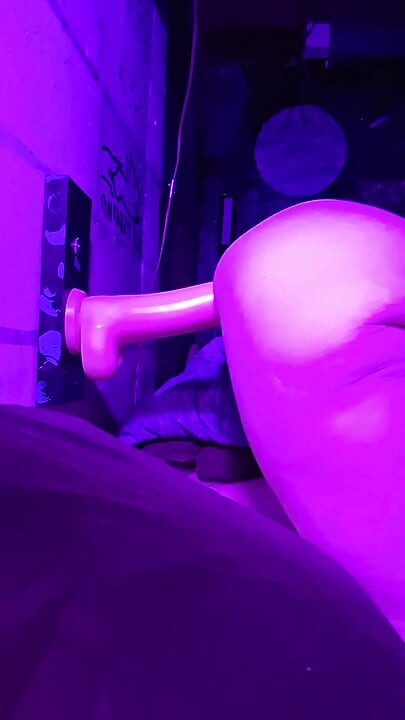 Jedzie mój 13-calowy dildo
