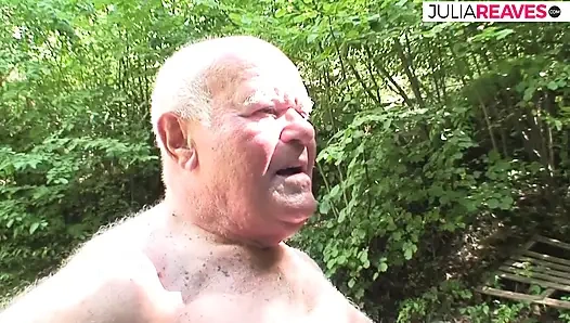 Yaşlı ve şişman nine bir yabancıyı tatmin ediyor - kadın mastürbasyon yapıyor ve yarağını emiyor