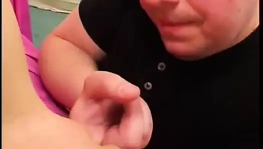 Sarışın onun için oyuncaklarla oynuyor ve sadece onun için
