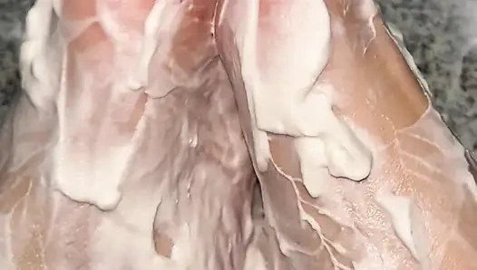 Pejuh kocok di kaki telanjangku