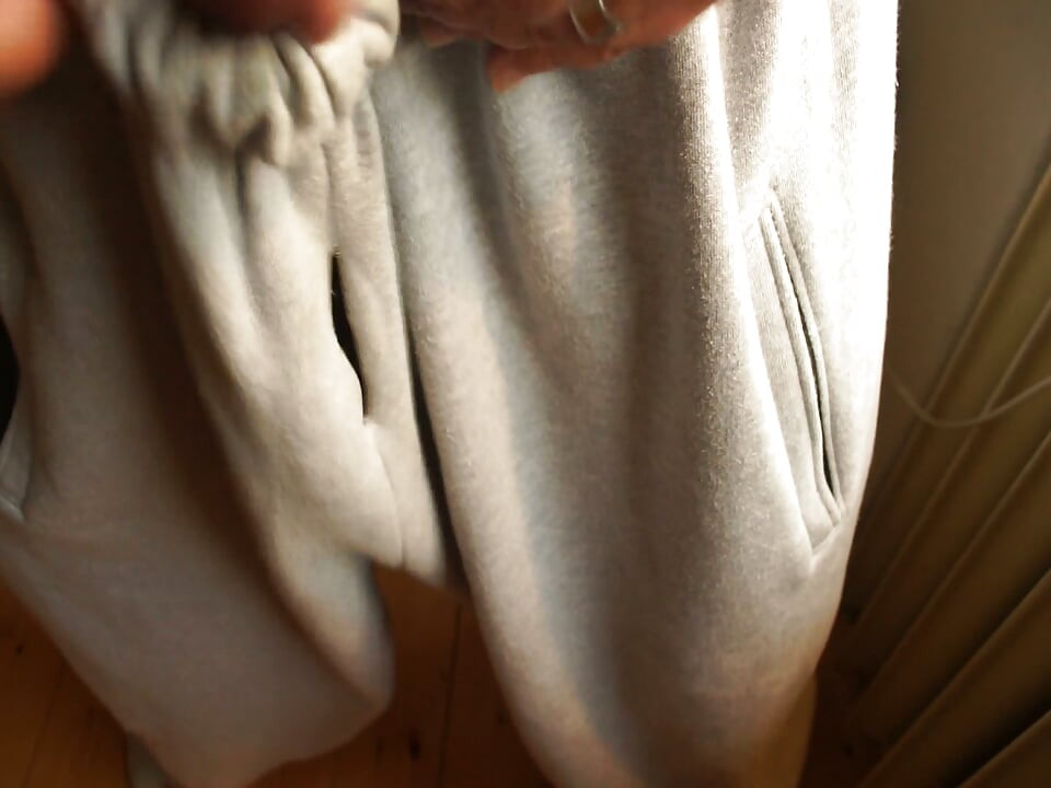 throug the hole in my baggy sweats I can cum
