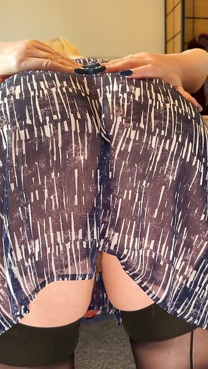 Lasă-mă să-mi zvârcolesc curul pentru tine și să-mi fac Micul Jewelled Butt Plug Wink