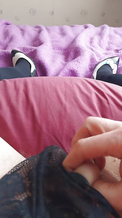 Banci cuck mani muncrat dalam pakaian dalam imut & sepatu hak tinggi