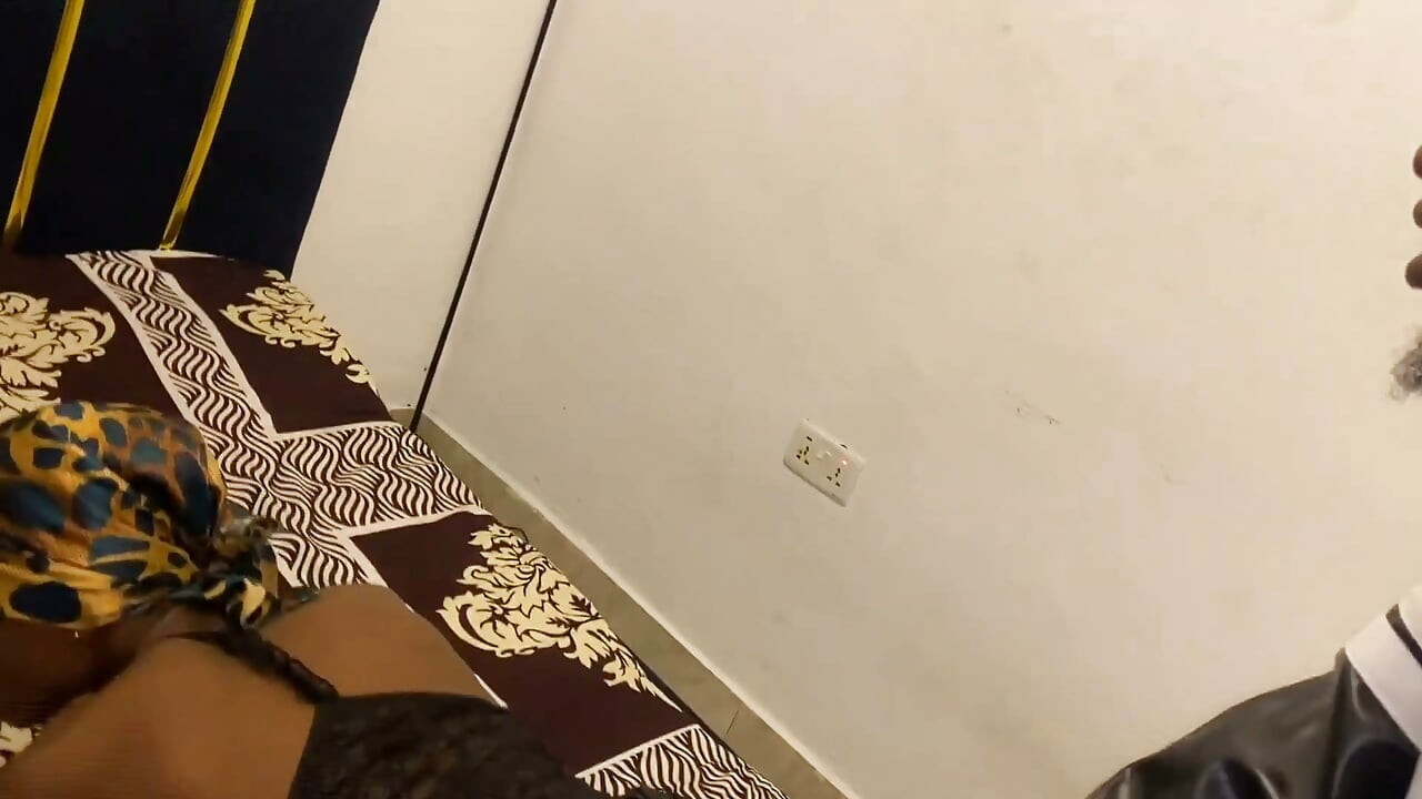 Îmi întind pizda strâmtă a celei mai bune prietene