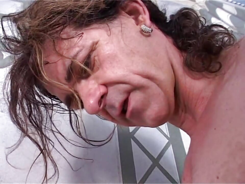 자지에 대한 갈망을 가진 할머니