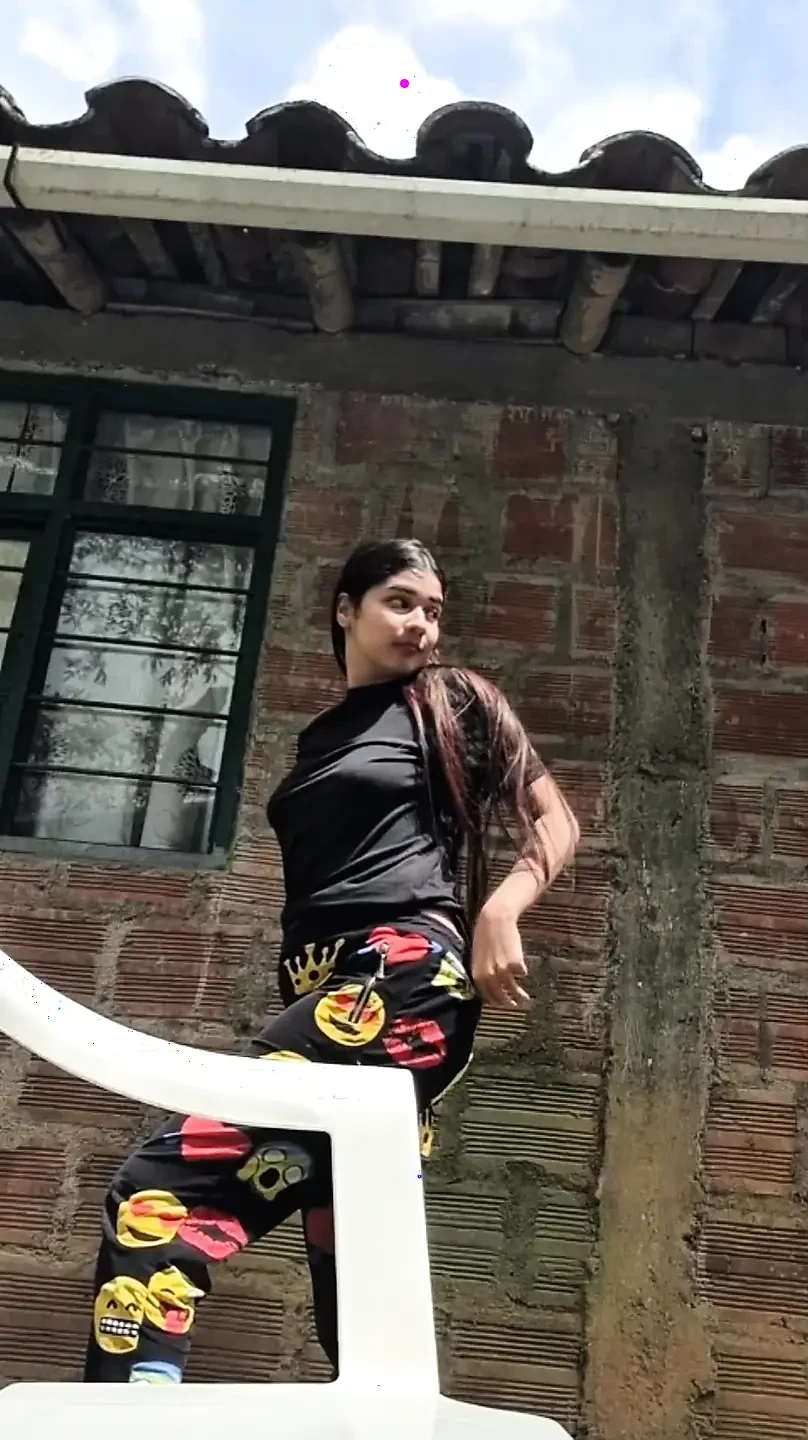 Yulieth Gomez在她姻亲的停车场自慰并炫耀她美味的奶子
