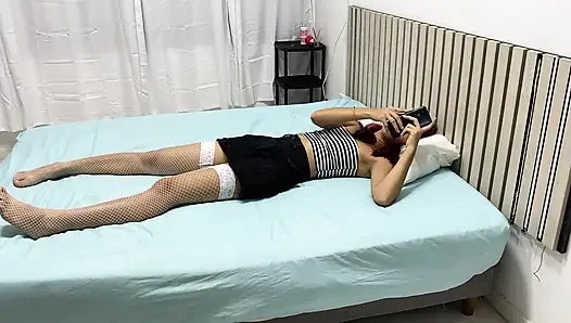 Aku mergoki sahabatku lagi ngobrol sama pacarnya dan dia bisik-bisik di telingaku kalau dia pengen ngobrol hal-hal seks lesbian