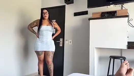 Erkek arkadaşım elbisem yüzünden beni reddediyor ve üvey erkek kardeşim beni sikiyor