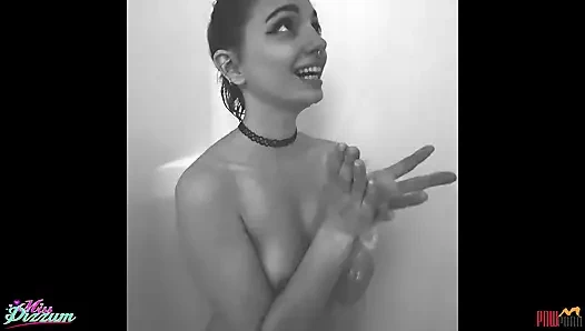 Фотосессия в лесу получила кримпай и описала